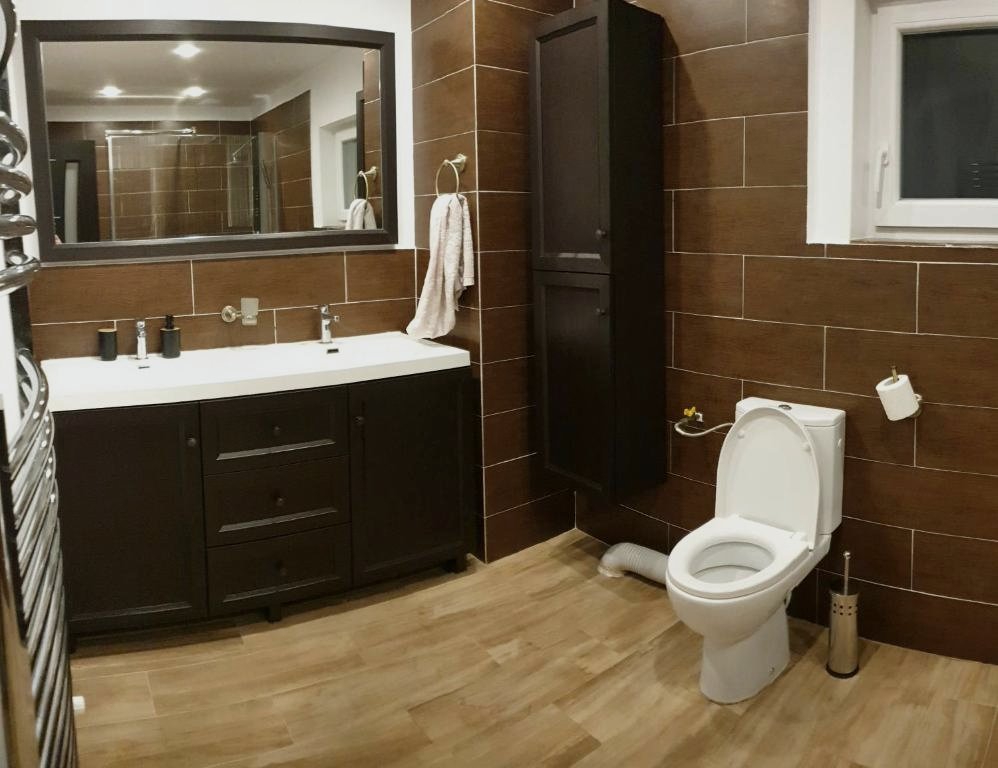Baia de la parter, cu mobilier închis la culoare