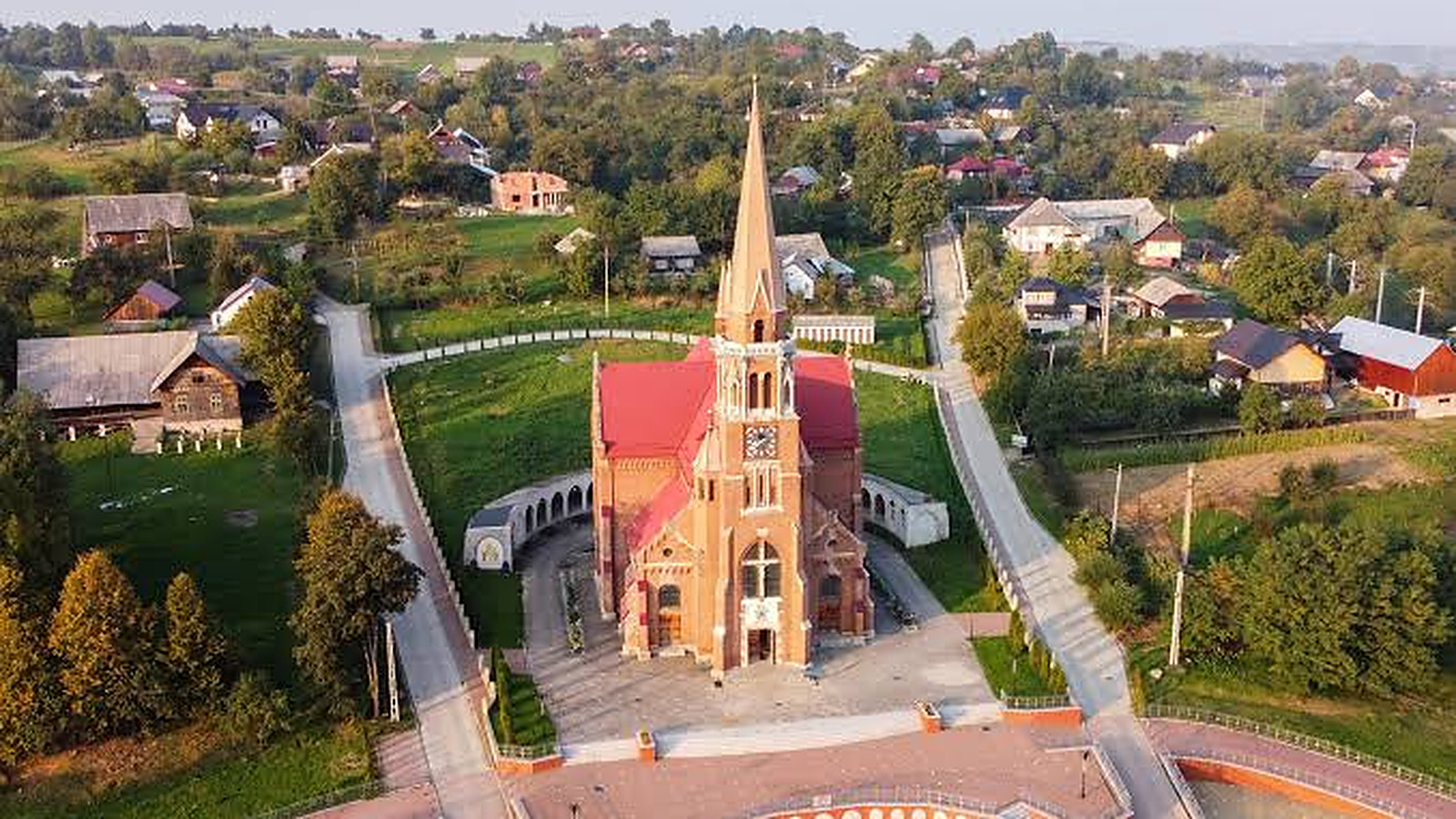 Bazilica neogotică de cărămidă roșie din Cacica, văzută de sus